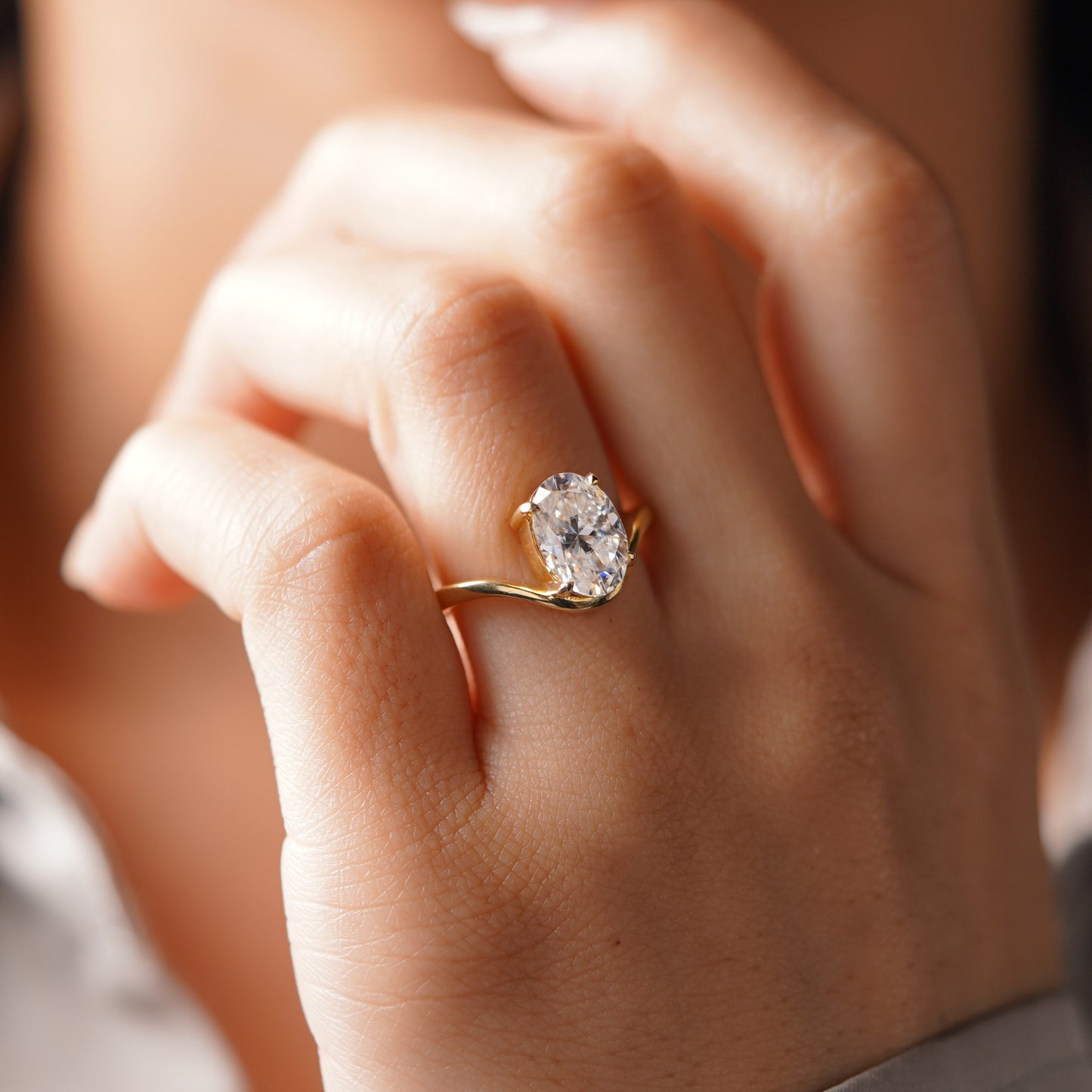 Oval Cut Curved Lab-Grown Diamond Engagement Ring
