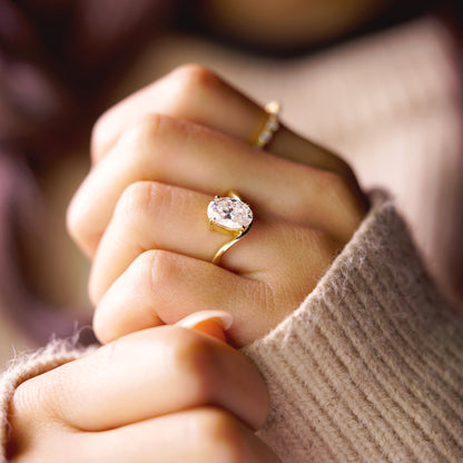 Oval Cut Curved Lab-Grown Diamond Engagement Ring