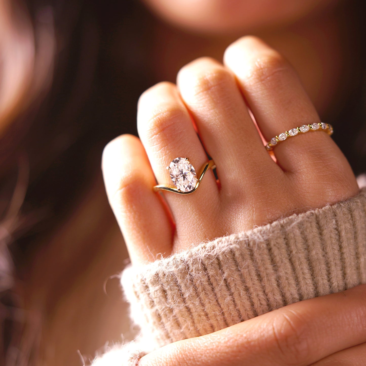Oval Cut Curved Lab-Grown Diamond Engagement Ring