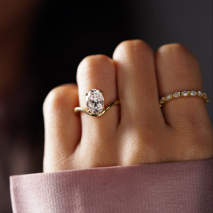 Oval Cut Curved Lab-Grown Diamond Engagement Ring