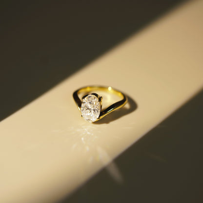 Oval Cut Curved Lab-Grown Diamond Engagement Ring