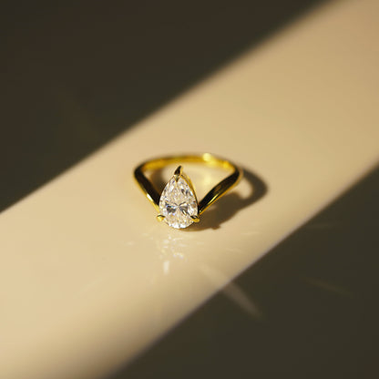 Pear Cut Curved Lab-Grown Diamond Engagement Ring