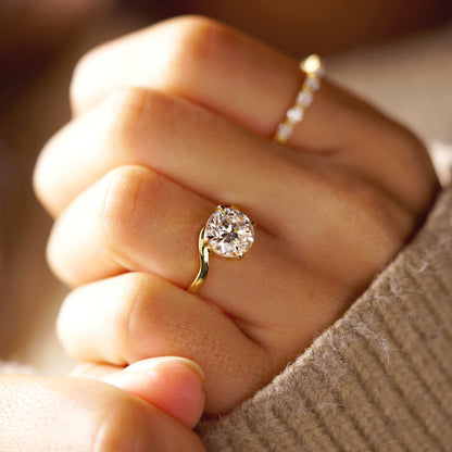 Round Cut Solitaire Lab-Grown Diamond Engagement Ring